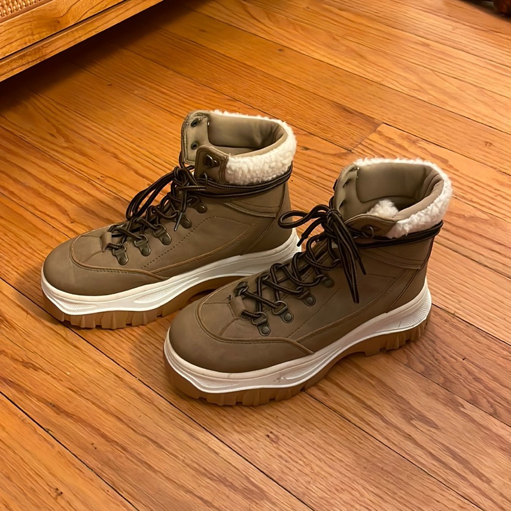 Like New Lug Sole Lace Up Winter Boots | US Womens Size 6